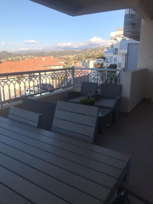 Appart Avec Terrasse Vue Sur Mer Exceptionnelle LʼÎle-Rousse Esterno foto